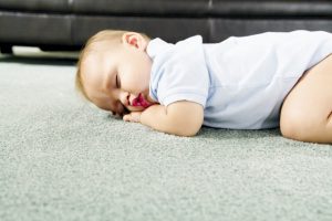 Thảm lót sàn bẩn ảnh hưởng đến sức khỏe của bé