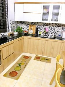 Thảm lót sàn nhà bếp: Thảm lót sàn nhà bếp không chỉ tạo nên vẻ đẹp sang trọng cho căn bếp mà còn giúp bảo vệ sàn nhà tránh khỏi các vết bẩn và trầy xước. Hãy trải nghiệm sự thoải mái và ấm áp mà thảm lót sàn mang lại.